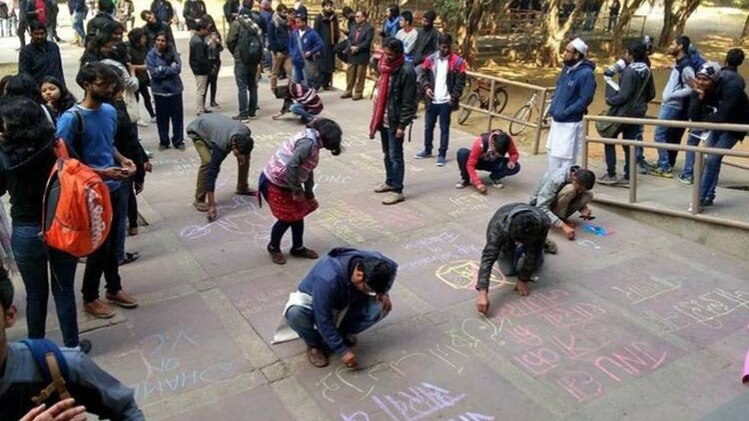 जमीन पर हाजिरी लगाते स्टूडेंट्स