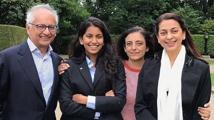 जूही चावला अपने पति जय मेहता और बेटी जाह्नवी मेहता के साथ