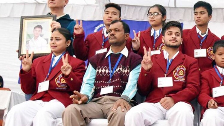 राष्ट्रीय वीरता पुरस्कार के लिए चुनी गई नाजिया (पहली कतार पर बाएं से प्रथम) व अन्य