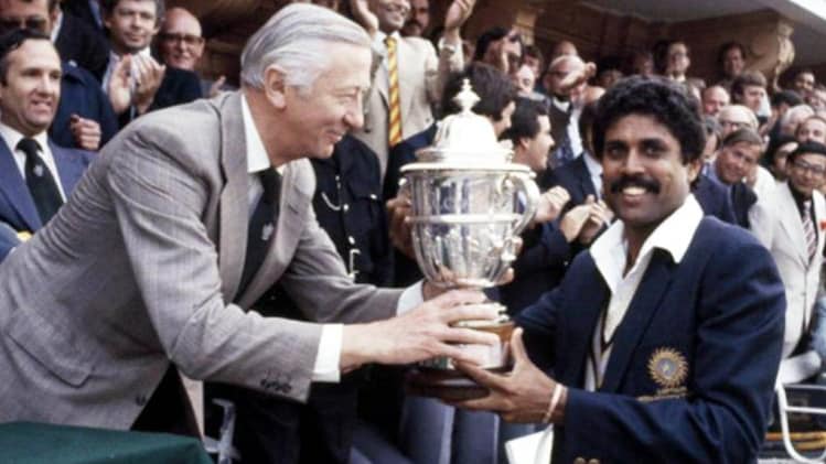 1983 वर्ल्ड कप ट्रॉफी के साथ कपिल देव (तस्वीर- BCCI)
