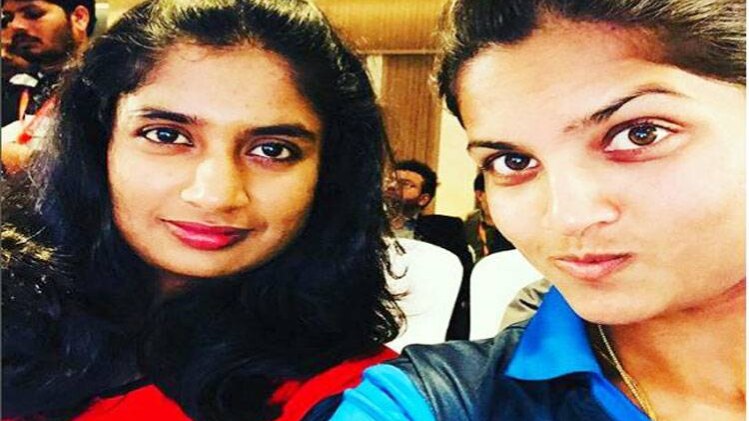 मिताली राज (बाएं)