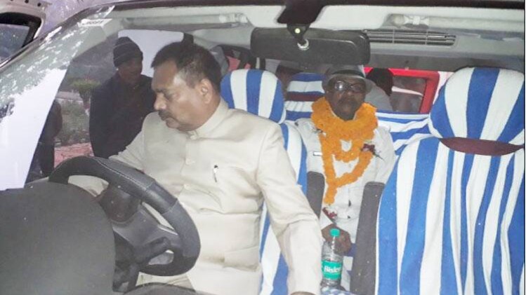 कलेक्टर ने गाड़ी चलाकर ड्राइवर को पहुंचाया घर. 