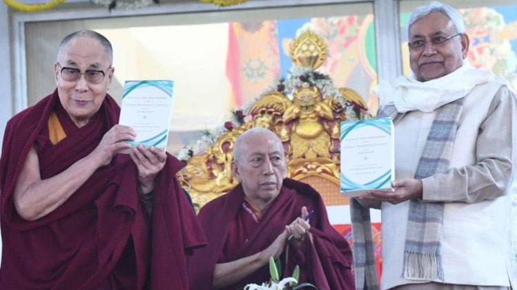 मुख्यमंत्री नीतीश कुमार और तिब्बती धर्मगुरु दलाई लामा