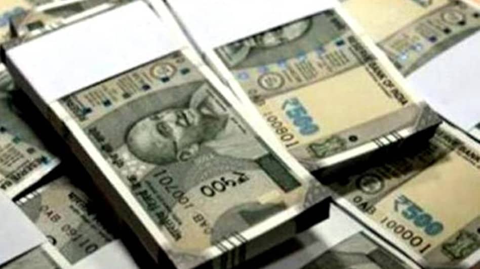 नोटप्रेस का अधिकारी जूतों में रख चुरा ले गया 90.5 लाख रुपये, गिरफ्तार - mp devas bank note press officer caught red handed with stolen currency arrested and recovered 90 5 lakh rs notes - AajTak