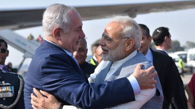 PM मोदी ने एयरपोर्ट पर नेतन्याहू को गले लगाकर किया स्वागत