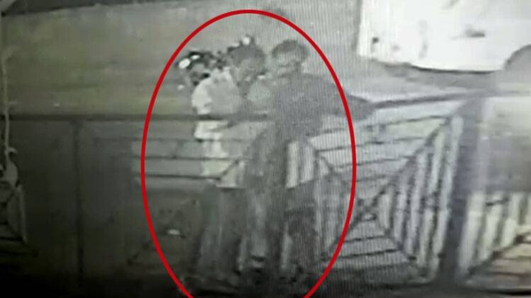 हत्यारे अपार्टमेंट के बाहर लगे CCTV में कैद
