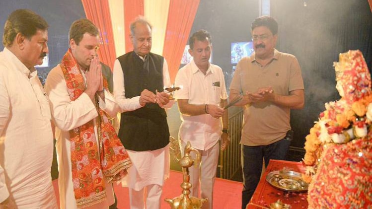 कांग्रेस अध्यक्ष राहुल गांधी पूजा करते हुए
