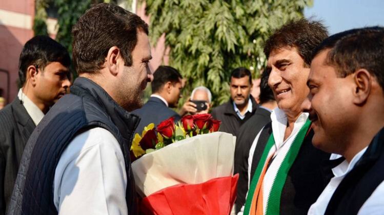 अमेठी दौरे के लिए लखनऊ पहुंचे राहुल गांधी का स्वागत करते राज बब्बर 