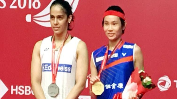 साइना अपनी प्रतिद्वंद्वी के साथ