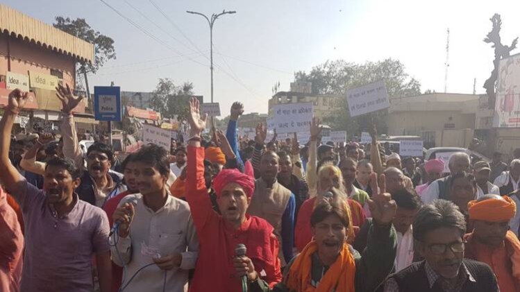 सरकार से नाराज संत महात्मा और गौभक्त उतरे सड़कों पर