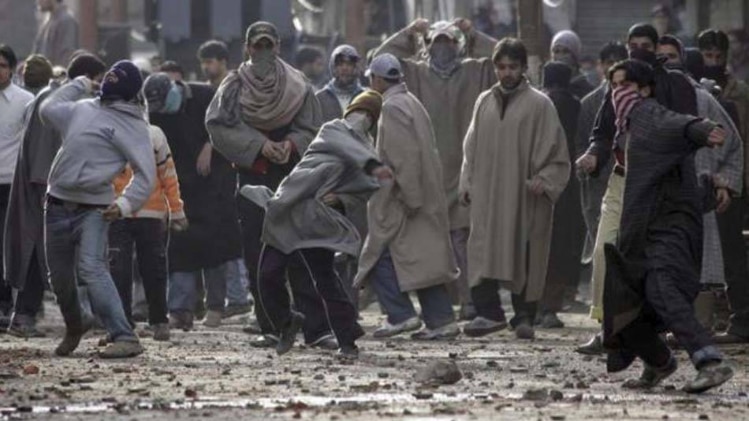 पथराव (फोटो क्रेडिट- रॉयटर्स)