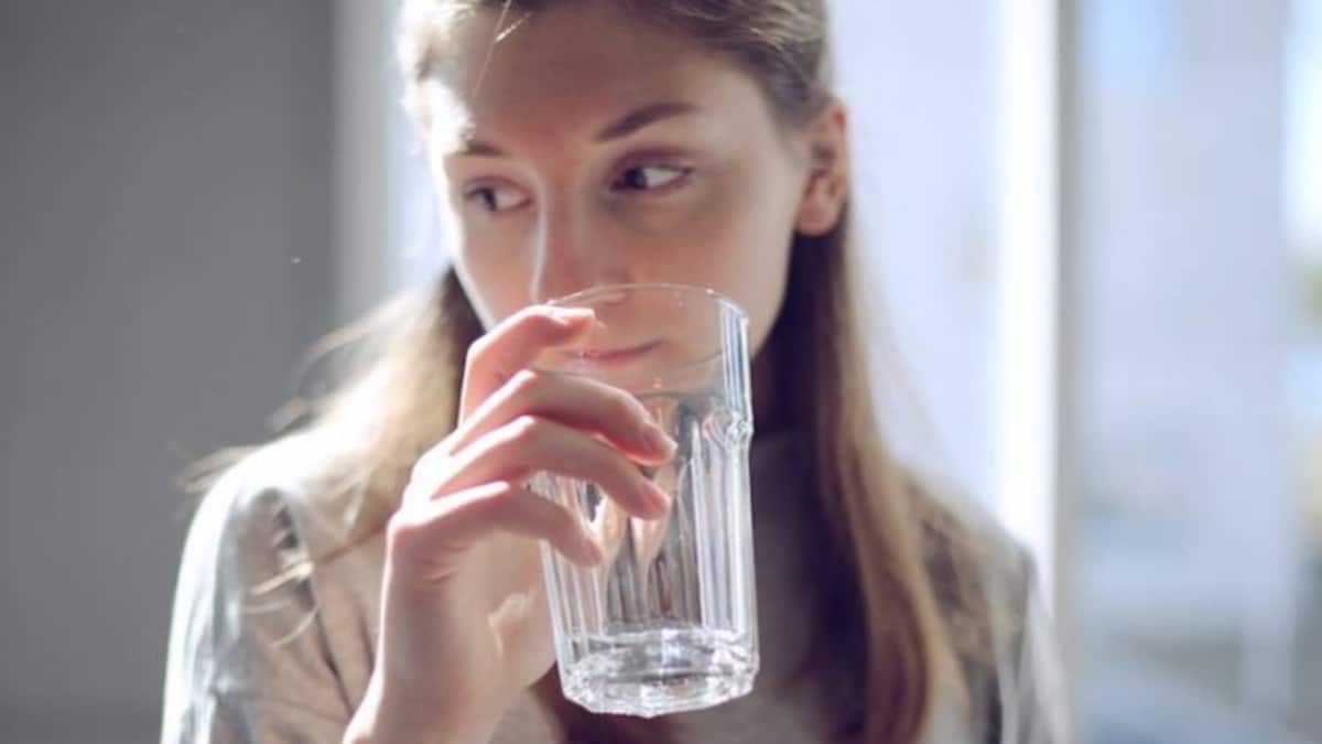 सुबह उठकर खाली पेट पानी पीने के फायदे - benefits of drinking water in the morning before having anything rht - AajTak