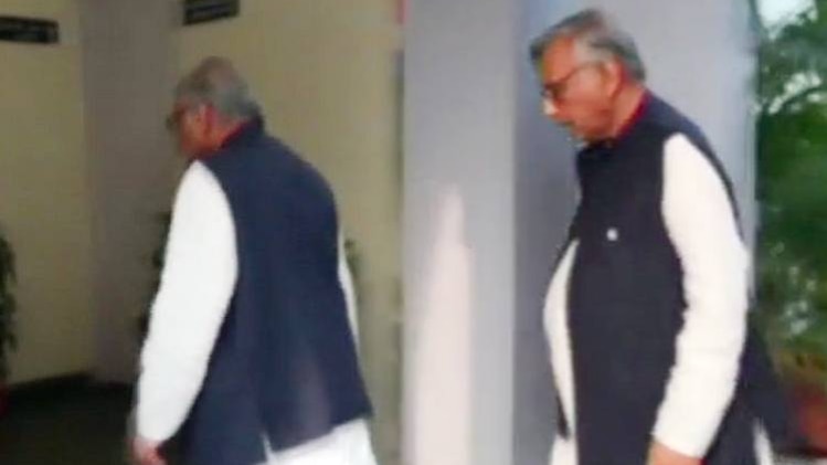 कांग्रेस पार्टी कार्यालय में मणिशंकर अय्यर