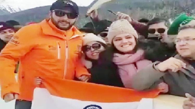 फैंस से घिरे पाकिस्तानी क्रिकेटर अफरीदी