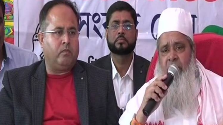 पत्रकारों को संबोधित करते बद्दरूद्दीन अजमल