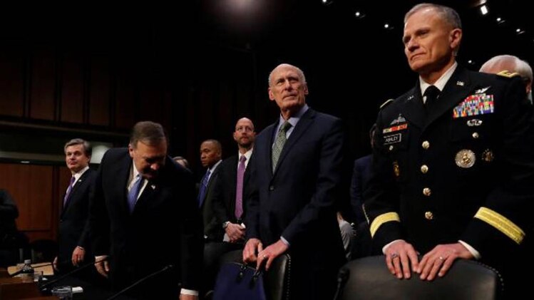 रिपोर्ट पेश करनेे के अवसर पर डैन कोट्स (बीच में)