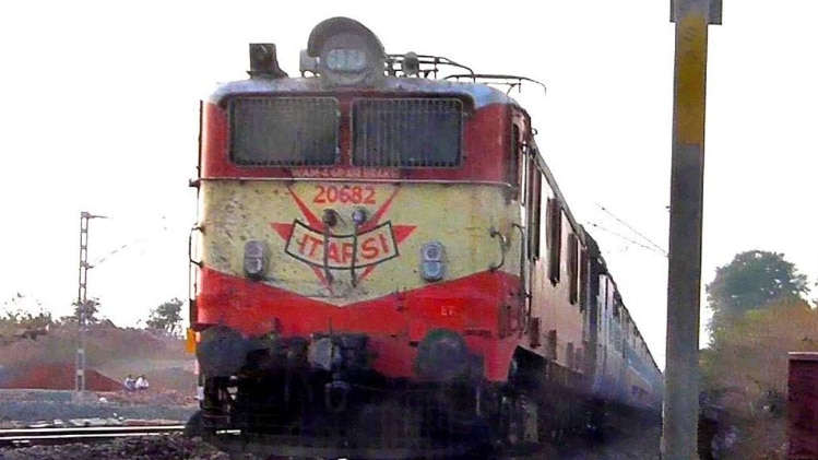 चलती ट्रेन से लात मारकर गिराया