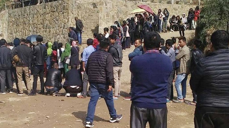 कोहिमा में वोटिंग करने पहुंचे लोग