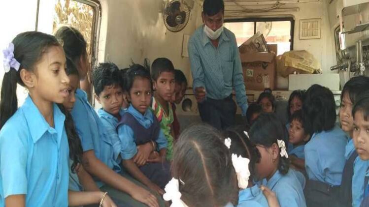 फूड पॉइजनिंग की शिकार लड़कियां 