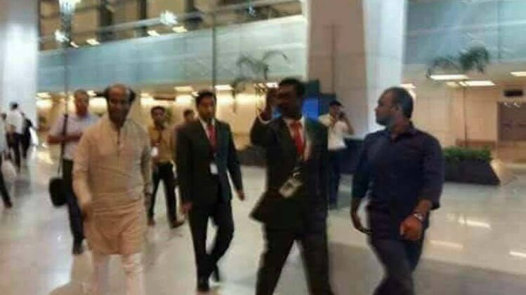 मुंबई एयरपोर्ट पर रजनीकांत