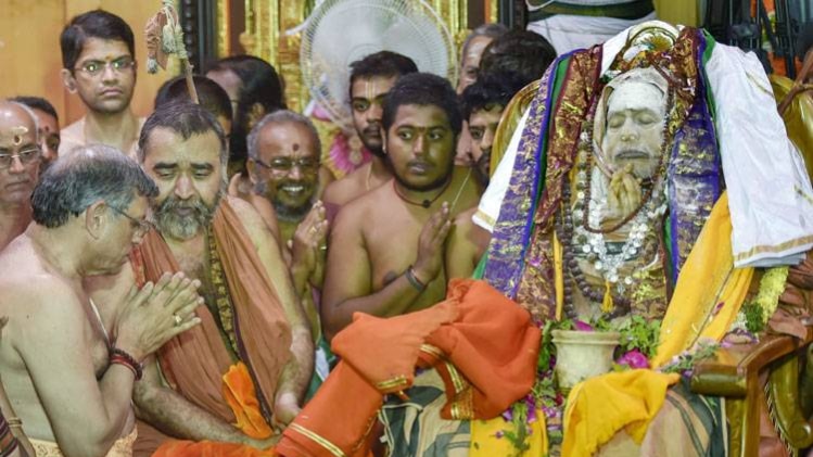 शंकराचार्य के अंतिम दर्शन करते भक्तगण