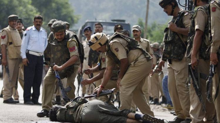 कश्मीर में एक ऑपरेशन की फाइल फोटो (AP)