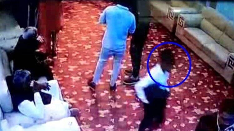 नीले घेरे में कोट हाथ में लिए शातिर चोर