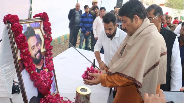 अंकित सक्सेना को श्रद्धांजलि देते मनोज तिवारी