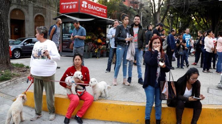 भूकंप आने से दहशत में आए मैक्सिको के लोग.