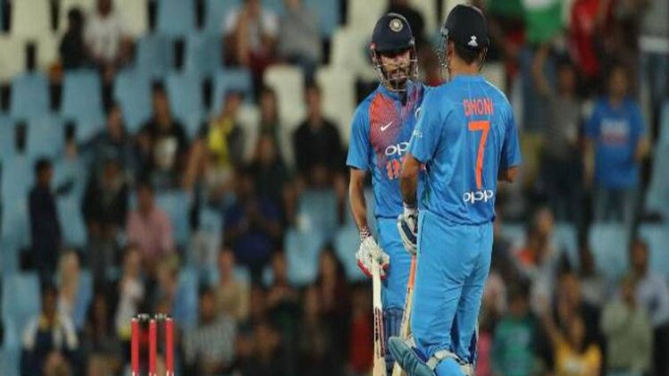 धोनी के साथ मनीष पांडे, सोर्स- बीसीसीआई