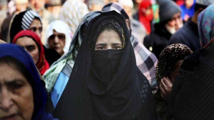 गैर-महरम से चूड़ियां पहनना शरीयत के खिलाफ