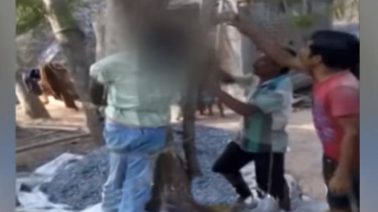 छेड़छाड़ के आरोपी की पेड़ से बांधकर पिटाई (तस्वीरः साभार ओडिशा टीवी)