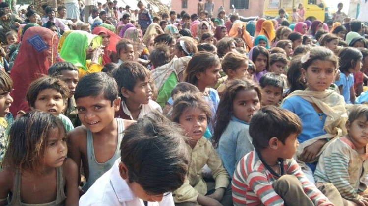 पंचायत ने लड़कियों के मोबाइल इस्तेमाल पर लगाया बैन