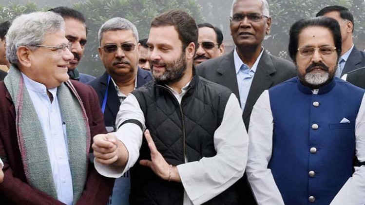 कांग्रेस अध्यक्ष राहुल गांधी विपक्षी पार्टी के नेताओं के संग 