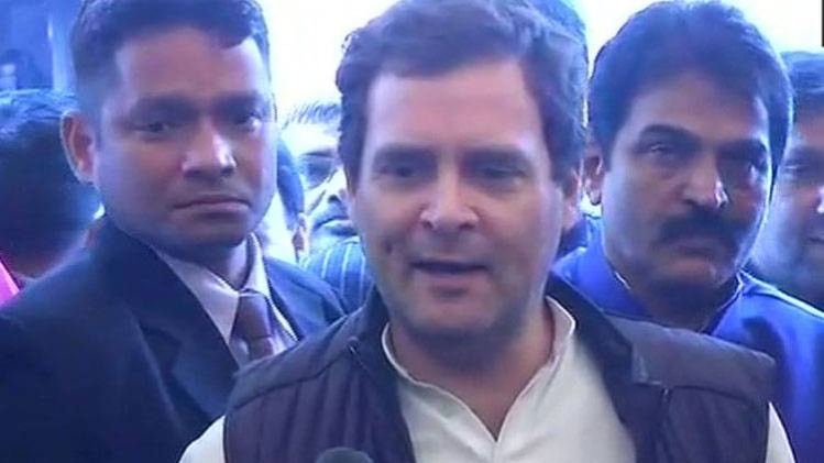 संसद के बाहर राहुल गांधी