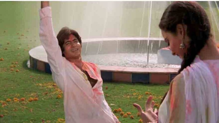 'रंग बरसे, भीगे चुनर वाली' गाने में रेखा और अमिताभ 