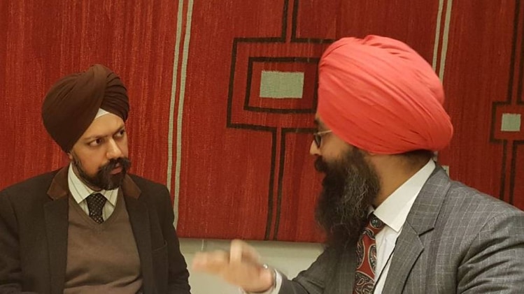 हमले के शि‍कार रवनीत (दाएं, फोटो: ट्विटर @ecosikh)