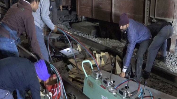 ट्रैक को ठीक करने का काम जारी है