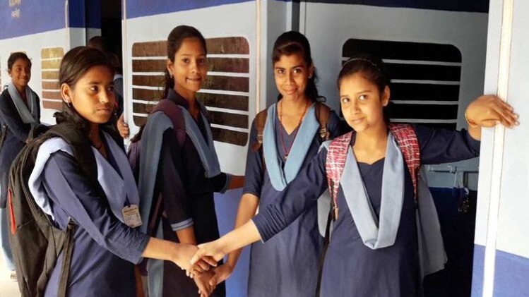 क्लास रूम के बाहर खड़ी छात्राएं