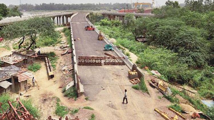 वजीराबाद में निर्माणाधीन ब्रिज