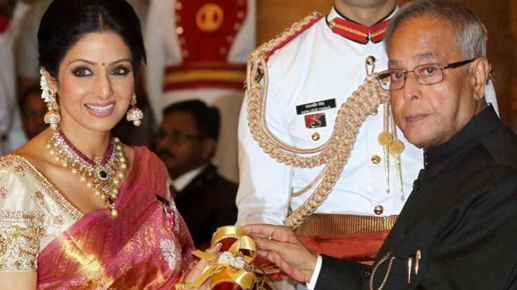 तत्कालीन राष्ट्रपति प्रणव मुखर्जी के हाथों पद्म सम्मान लेतीं श्रीदेवी