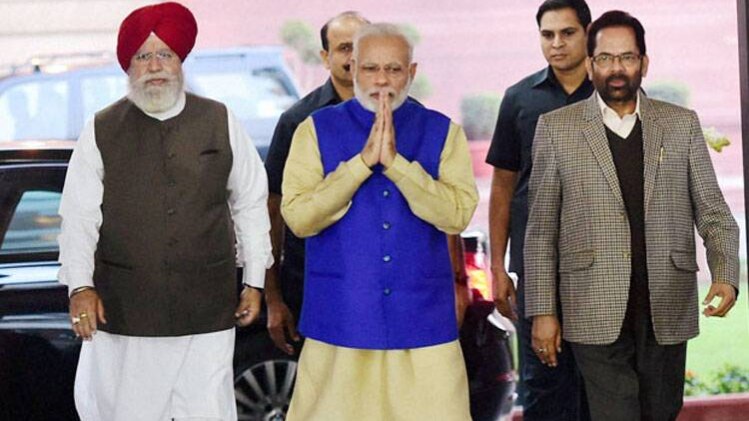 पीएम मोदी के साथ अहलूवालिया