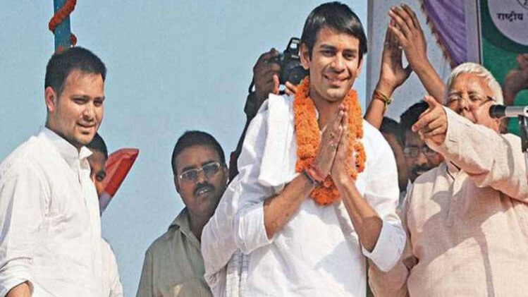 तेज प्रताप यादव लालू और तेजस्वी के साथ(फाइल फोटो)