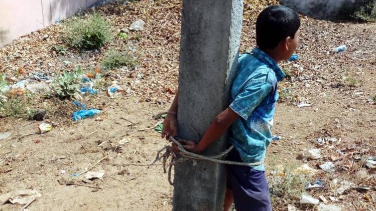 मासूम बेटे को खंभे से बांधा