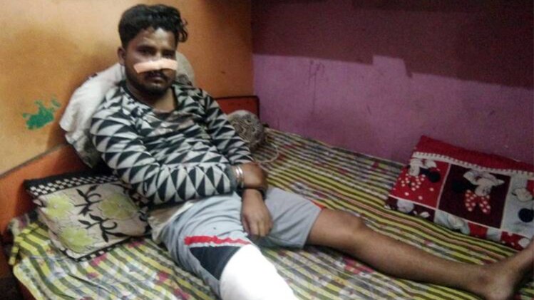 बीच बाजार युवक को बेरहमी से पीटते रहे बदमाश