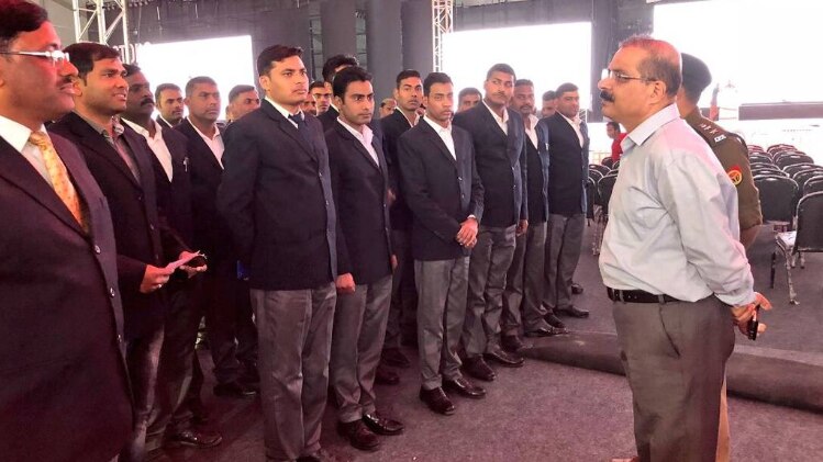 सूट-बूट में यूपी पुलिस (फोटो: ट्विटर @upcoprahul)