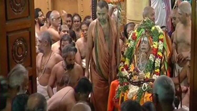 जयेंद्र सरस्वती के अंतिम दर्शन के लिए उमड़े लोग