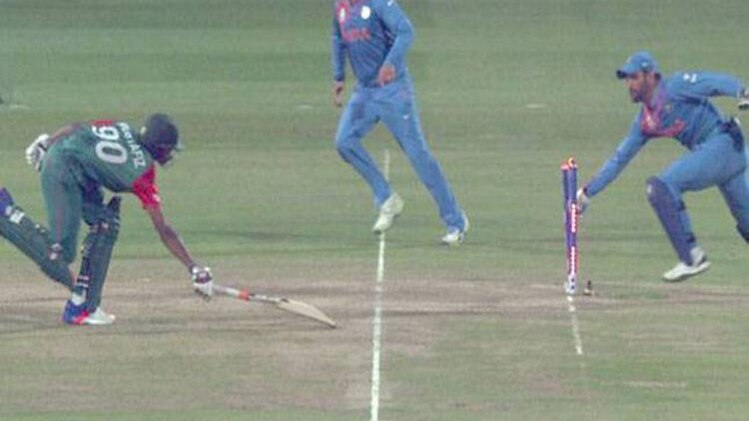 रन आउट करते एमएस धोनी 