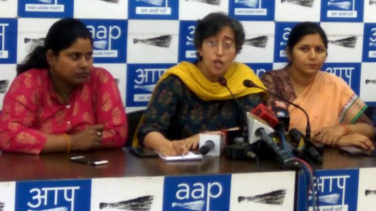 प्रेस कॉन्फ्रेंस के दौरान आप नेता