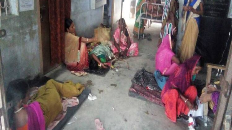 नसबंदी के बाद महिलाओं को जमीन पर ही लिटा दिया गया